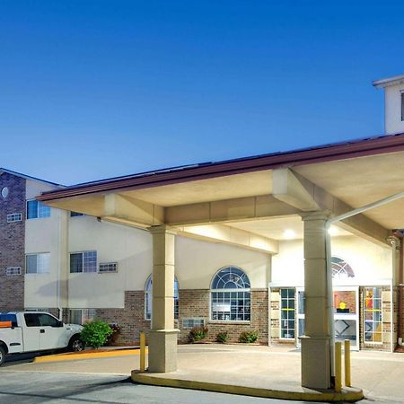 Super 8 By Wyndham Kansas City Eksteriør billede