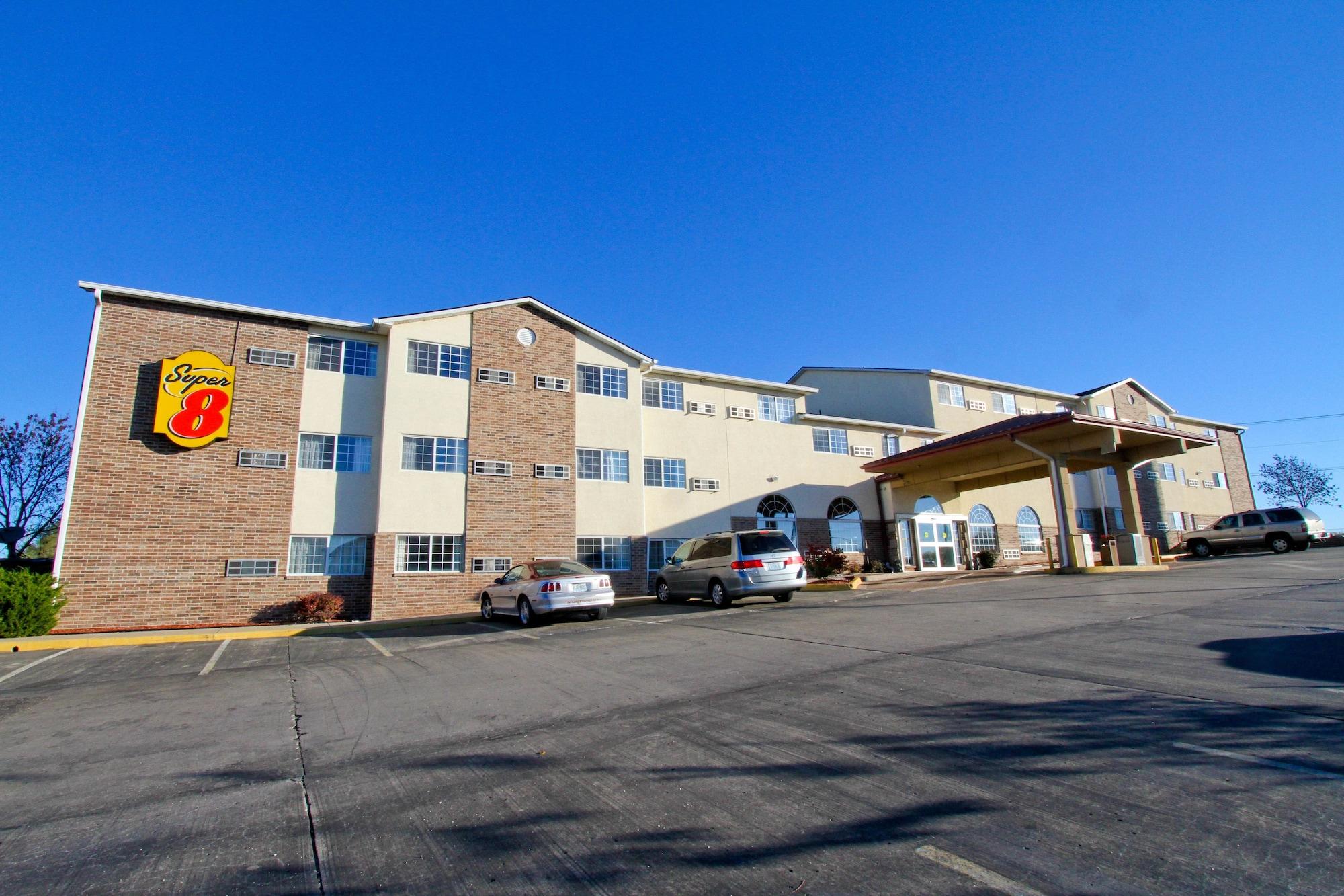 Super 8 By Wyndham Kansas City Eksteriør billede