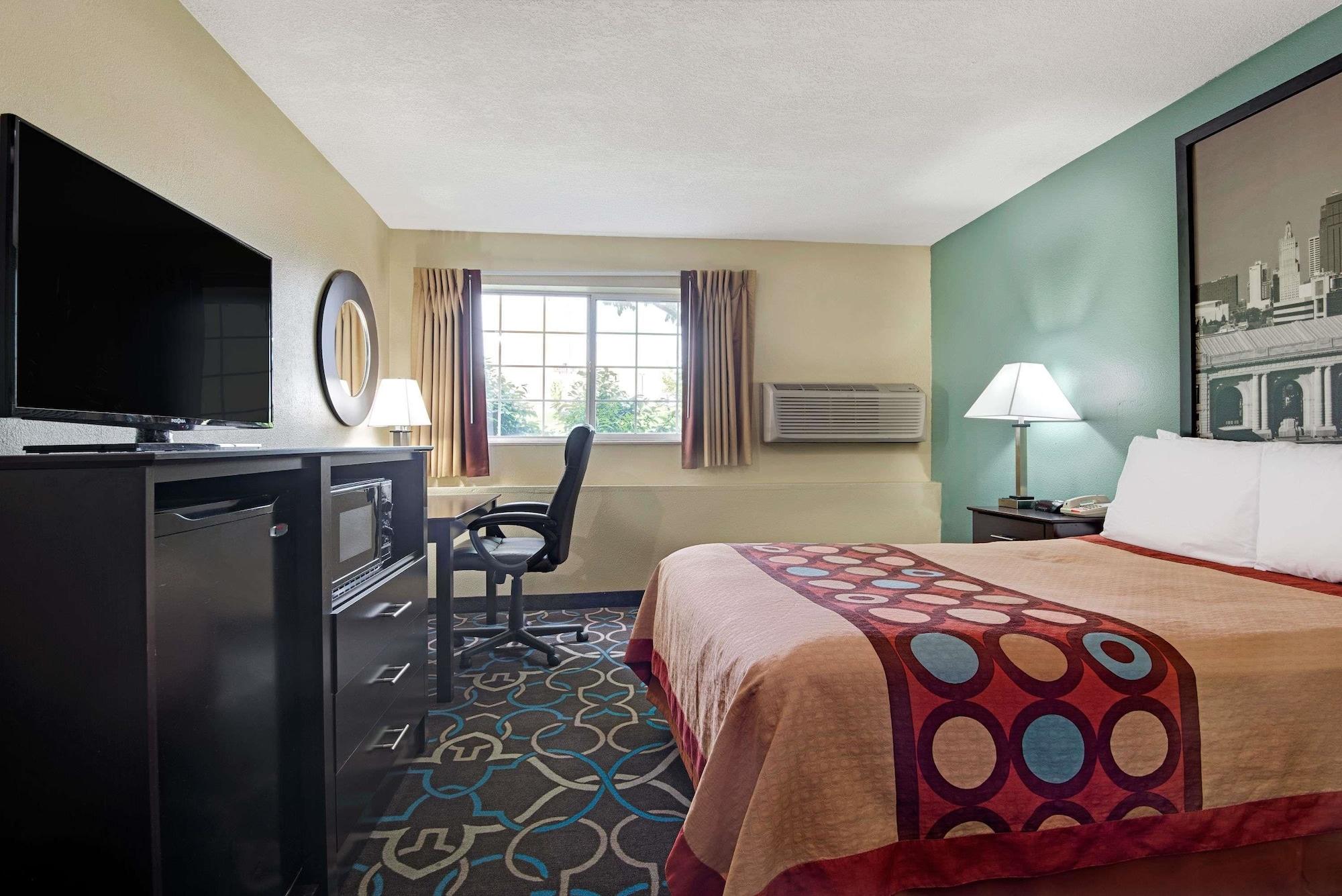 Super 8 By Wyndham Kansas City Eksteriør billede