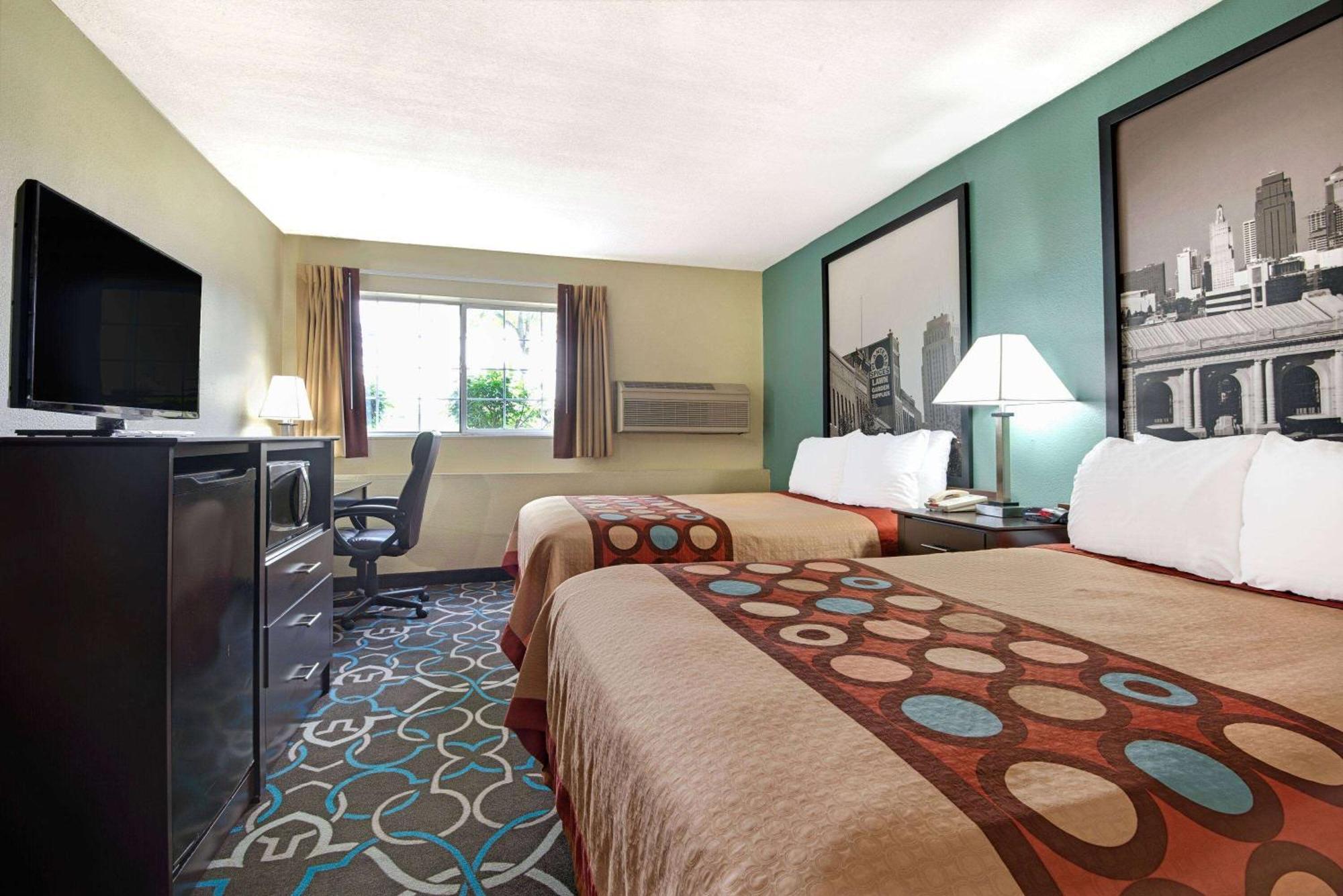 Super 8 By Wyndham Kansas City Eksteriør billede