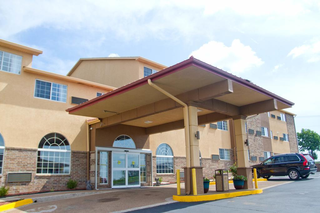 Super 8 By Wyndham Kansas City Eksteriør billede