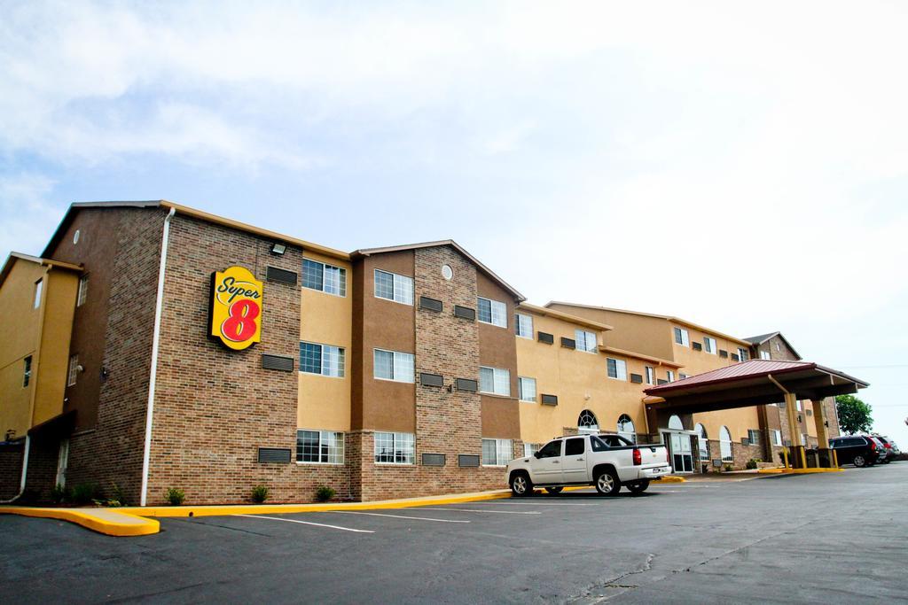 Super 8 By Wyndham Kansas City Eksteriør billede