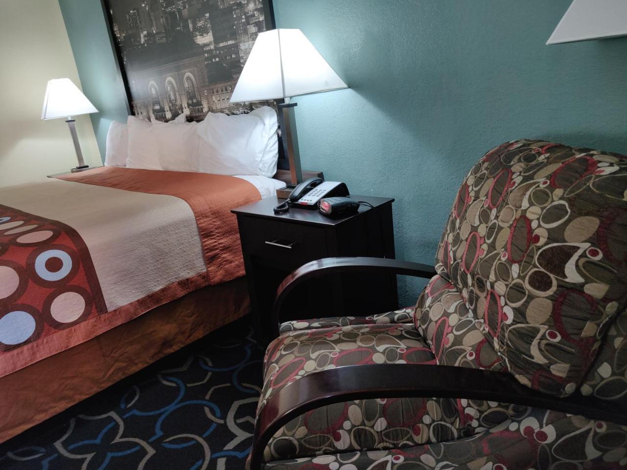 Super 8 By Wyndham Kansas City Eksteriør billede