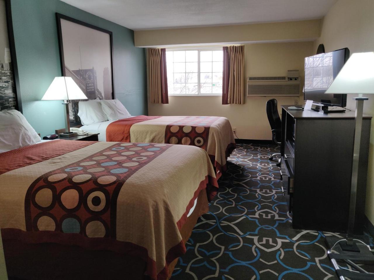 Super 8 By Wyndham Kansas City Eksteriør billede